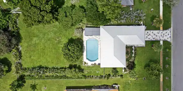 Image 4: 1/2 acre fenced yard