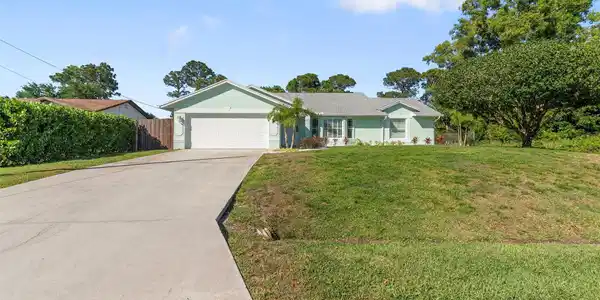 661 SE Delancey Ln