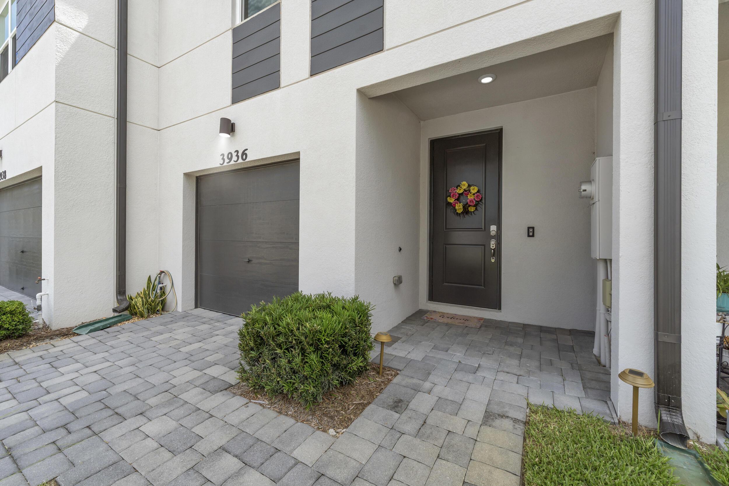 Image 2: Covered Entryway