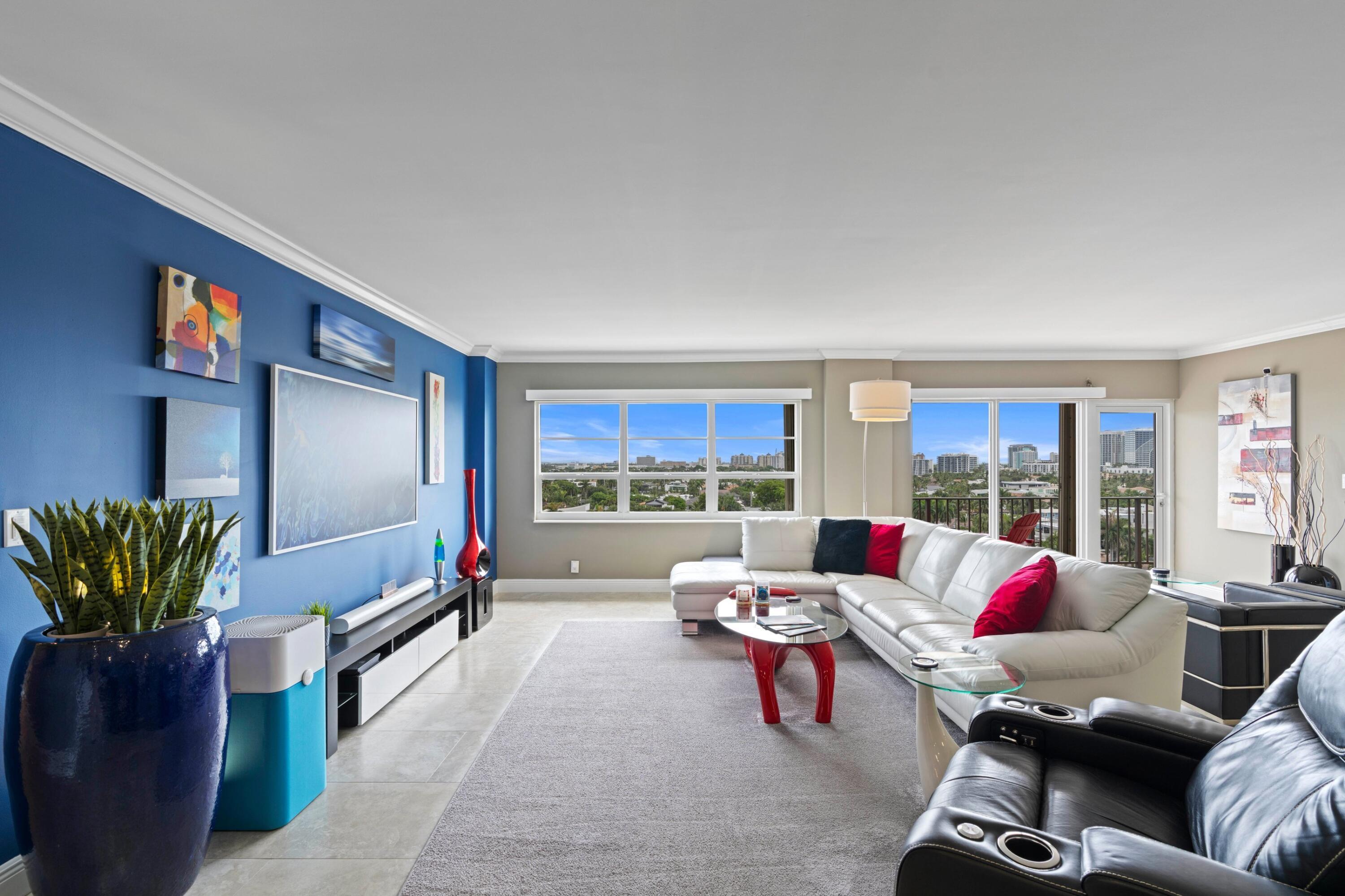 Image 4: Living Room