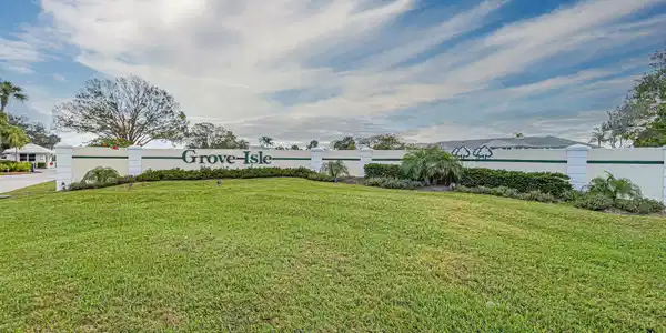655 W Lake Jasmine Cir