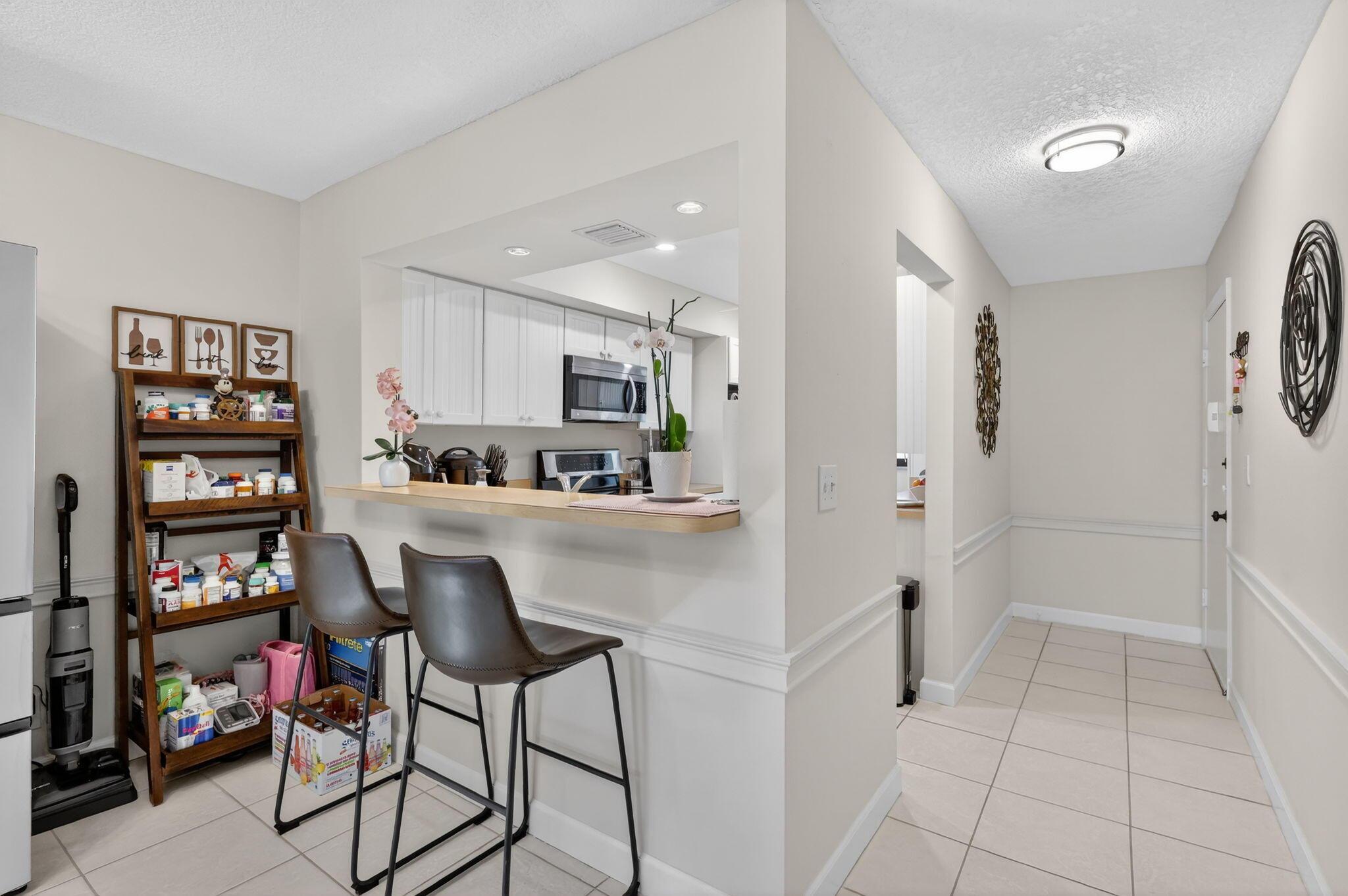 Image 3: BREAKFAST BAR