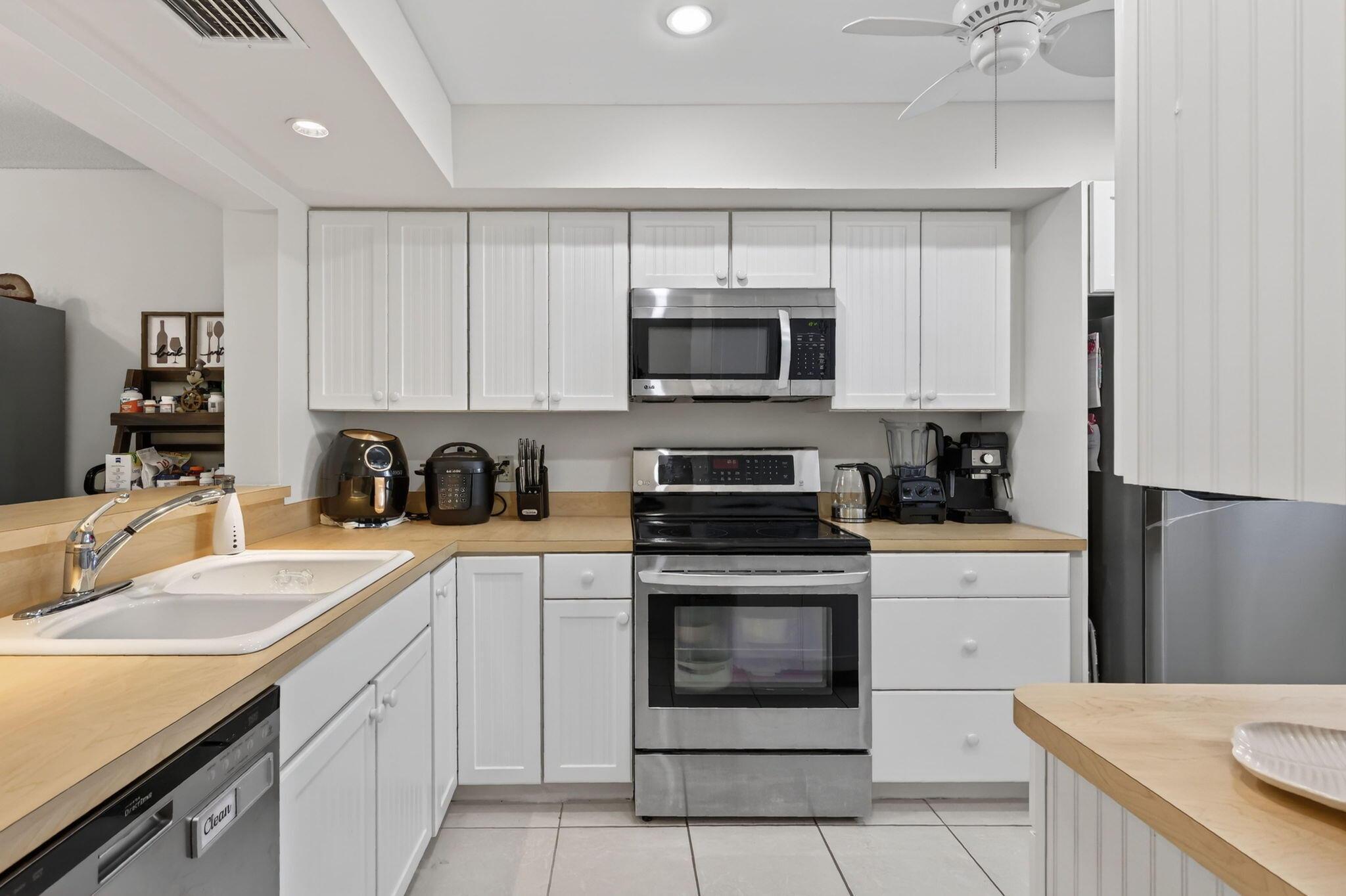 Image 4: EXPANSIVE KITCHEN