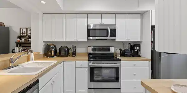 Image 4: EXPANSIVE KITCHEN
