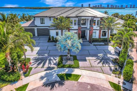 712 Lakeside Circle
