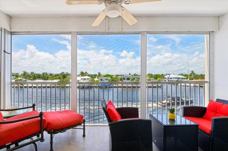 303 N Riverside Dr