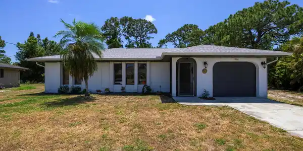 1216 SE Petunia Avenue