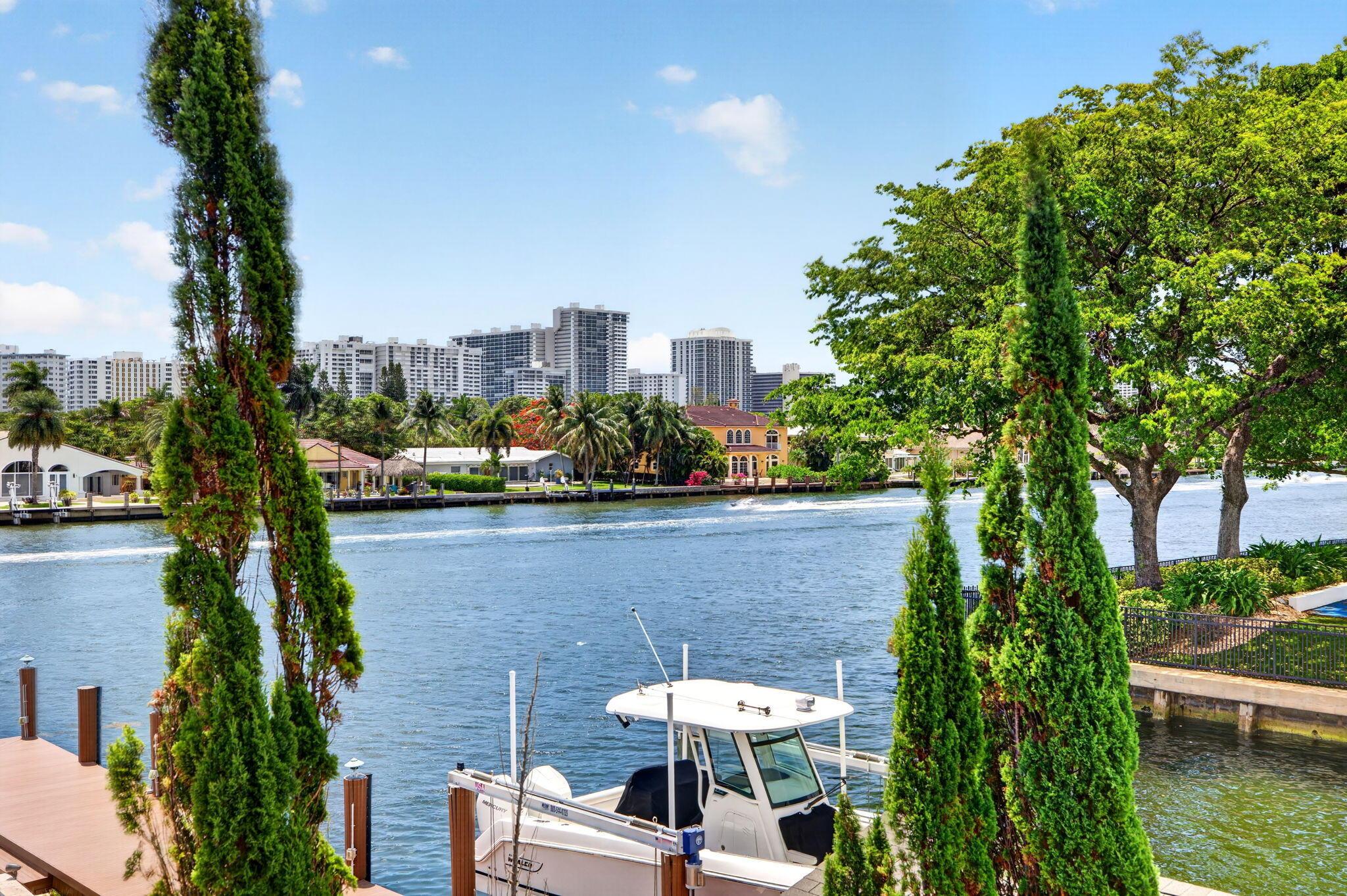 Image 2: Breathtaking Balcony Wide-angle of Intracoastal Vi