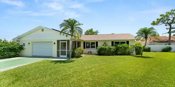 2001 NE Hoya Calle