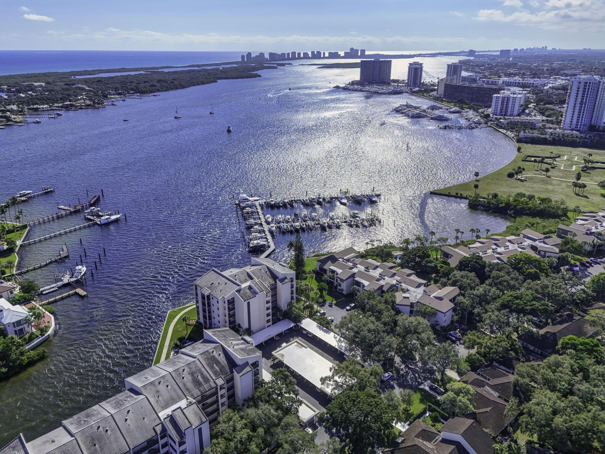Image 2: Waterfront paradise!