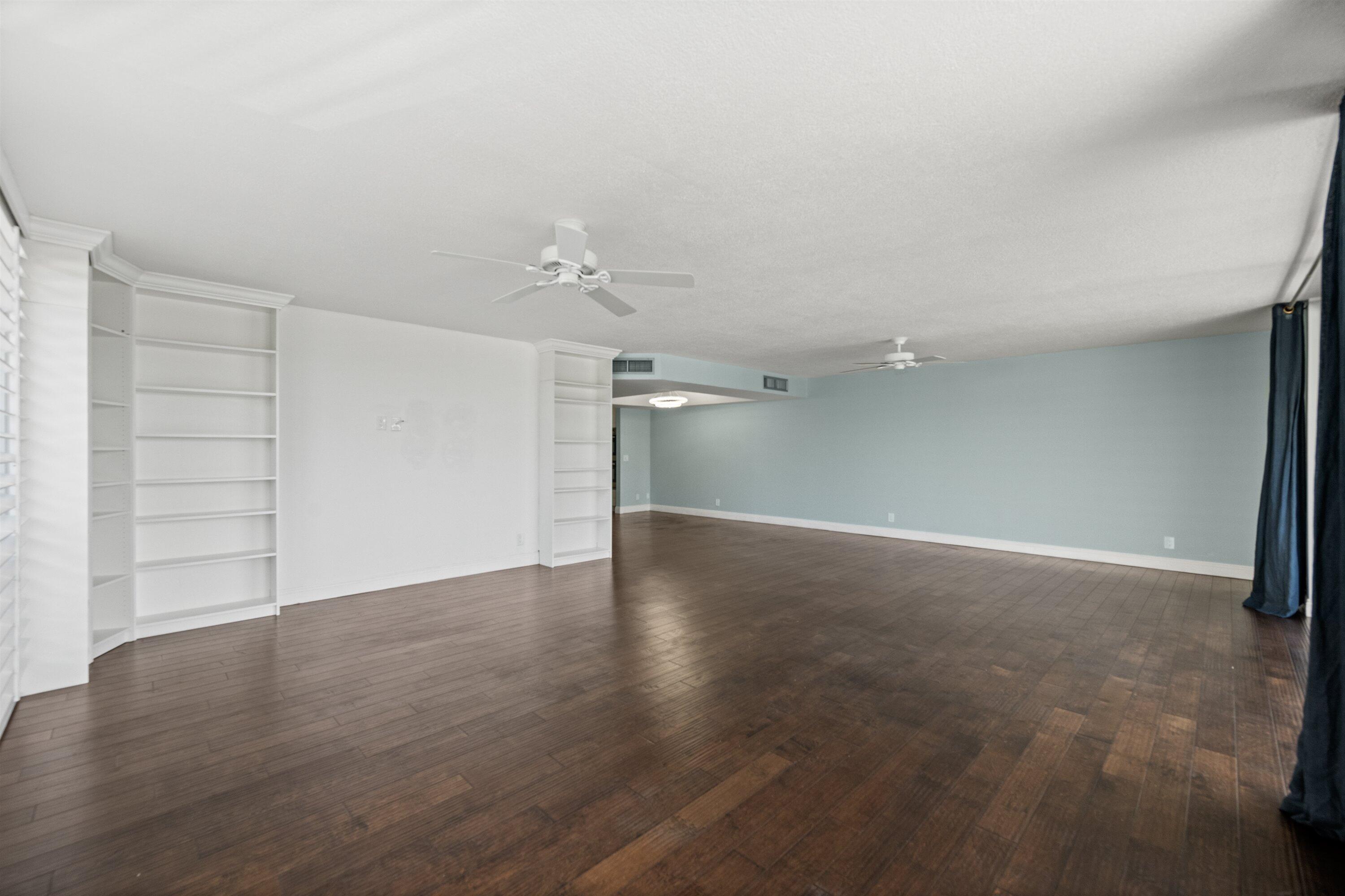 Image 4: Living Room