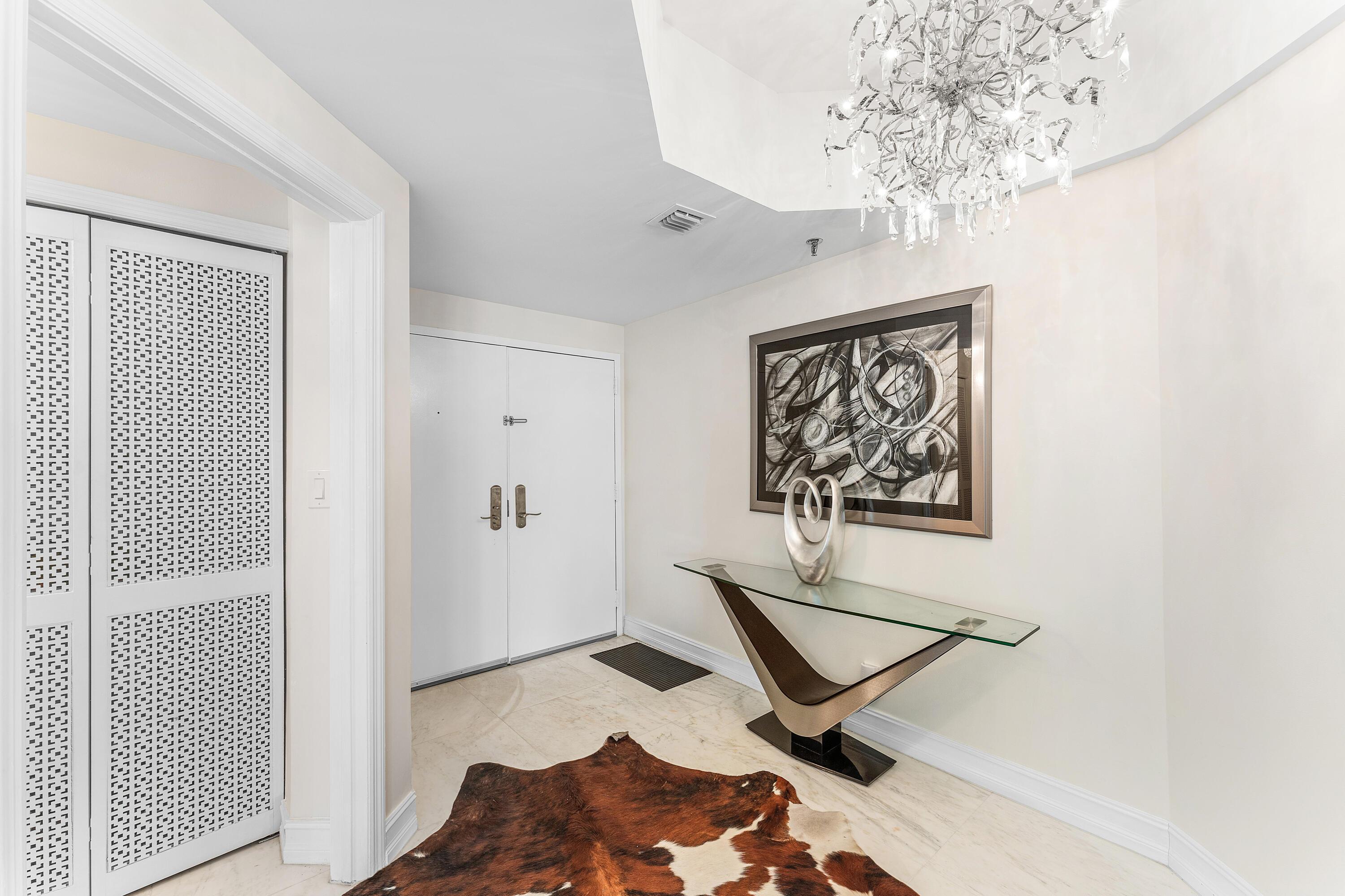 Image 3: foyer