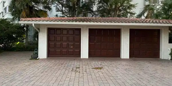 Image 3: garage