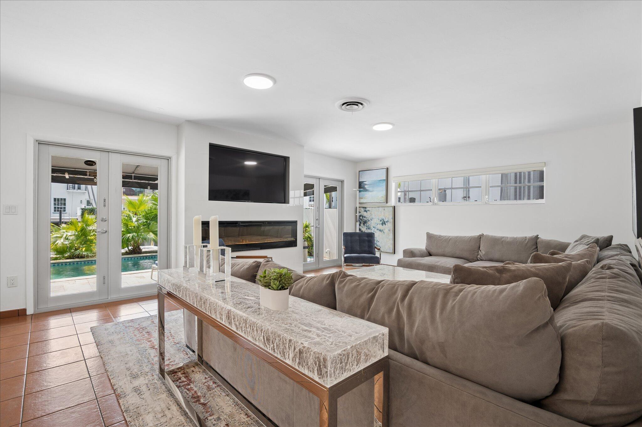 Image 2: 51-Bertanzetti-325 Coconut Isles Dr-9-2