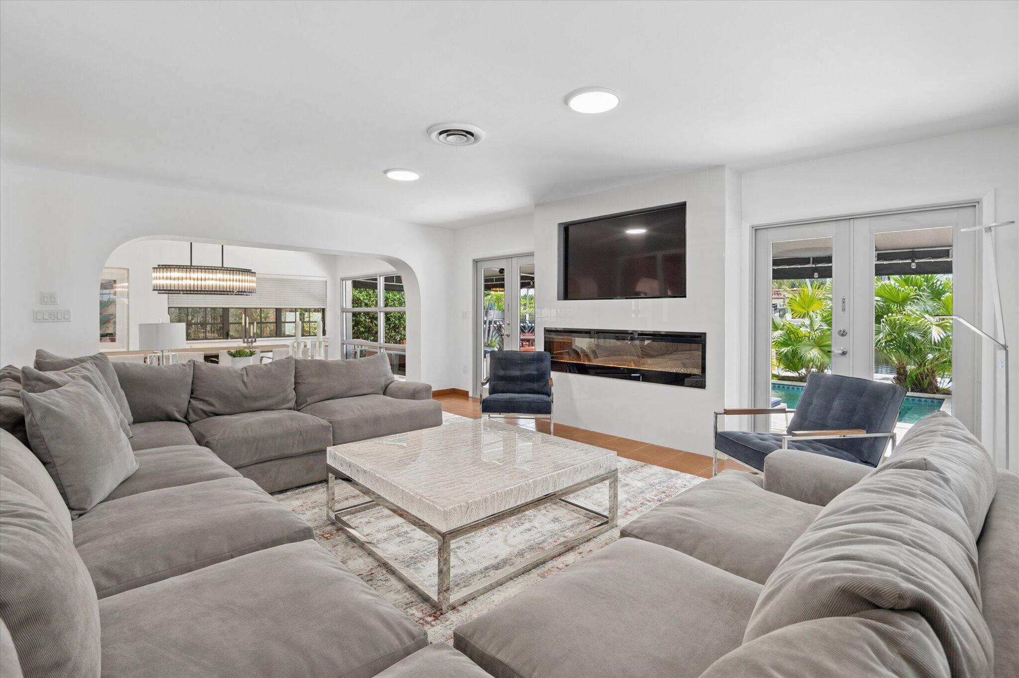 Image 3: 52-Bertanzetti-325 Coconut Isles Dr-10-2