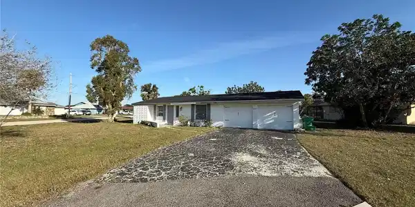 690 NW Ennis Ter NW