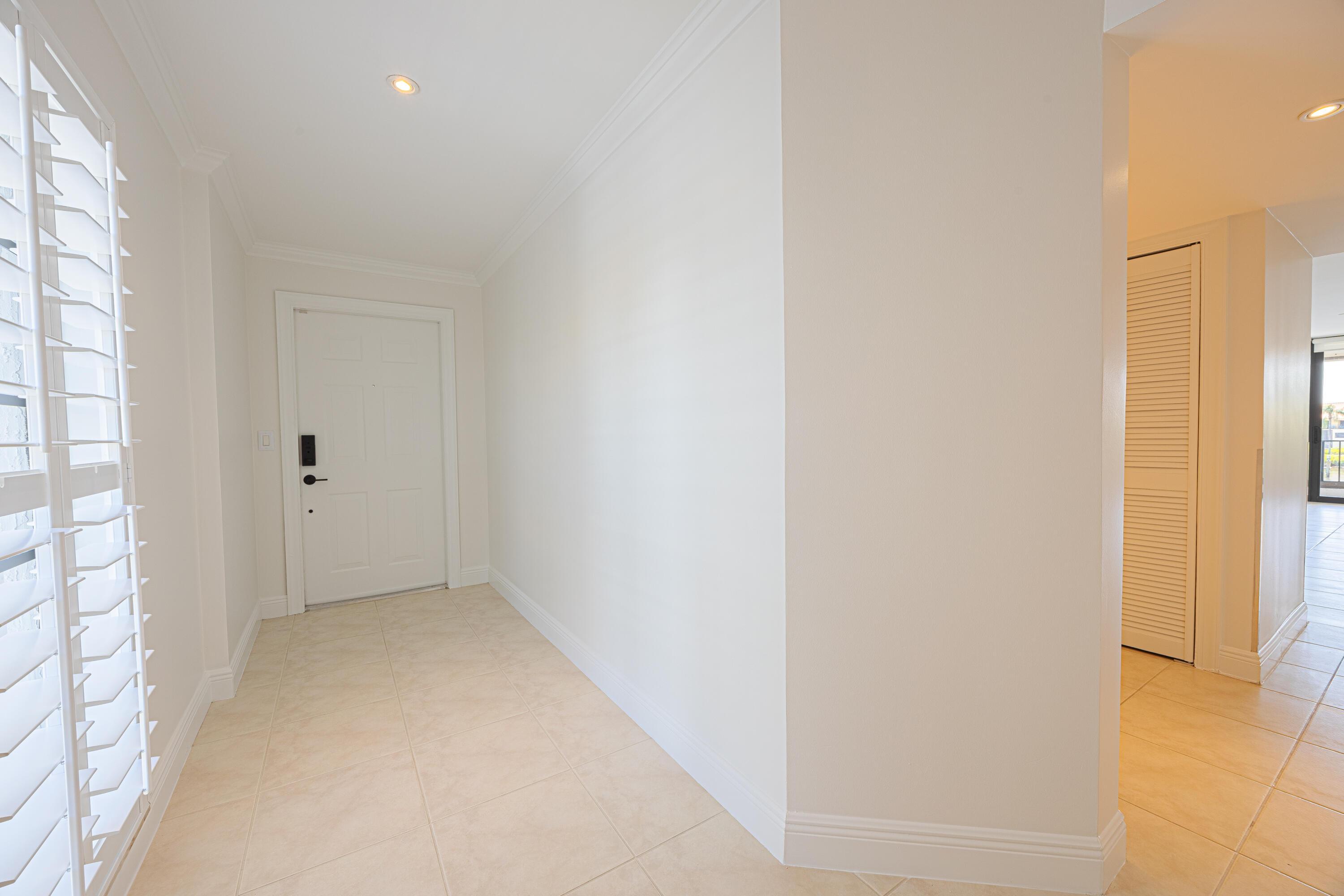 Image 4: Foyer Entry