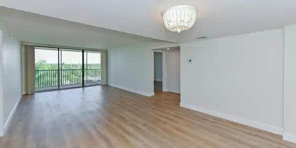 Image 4: Living Room
