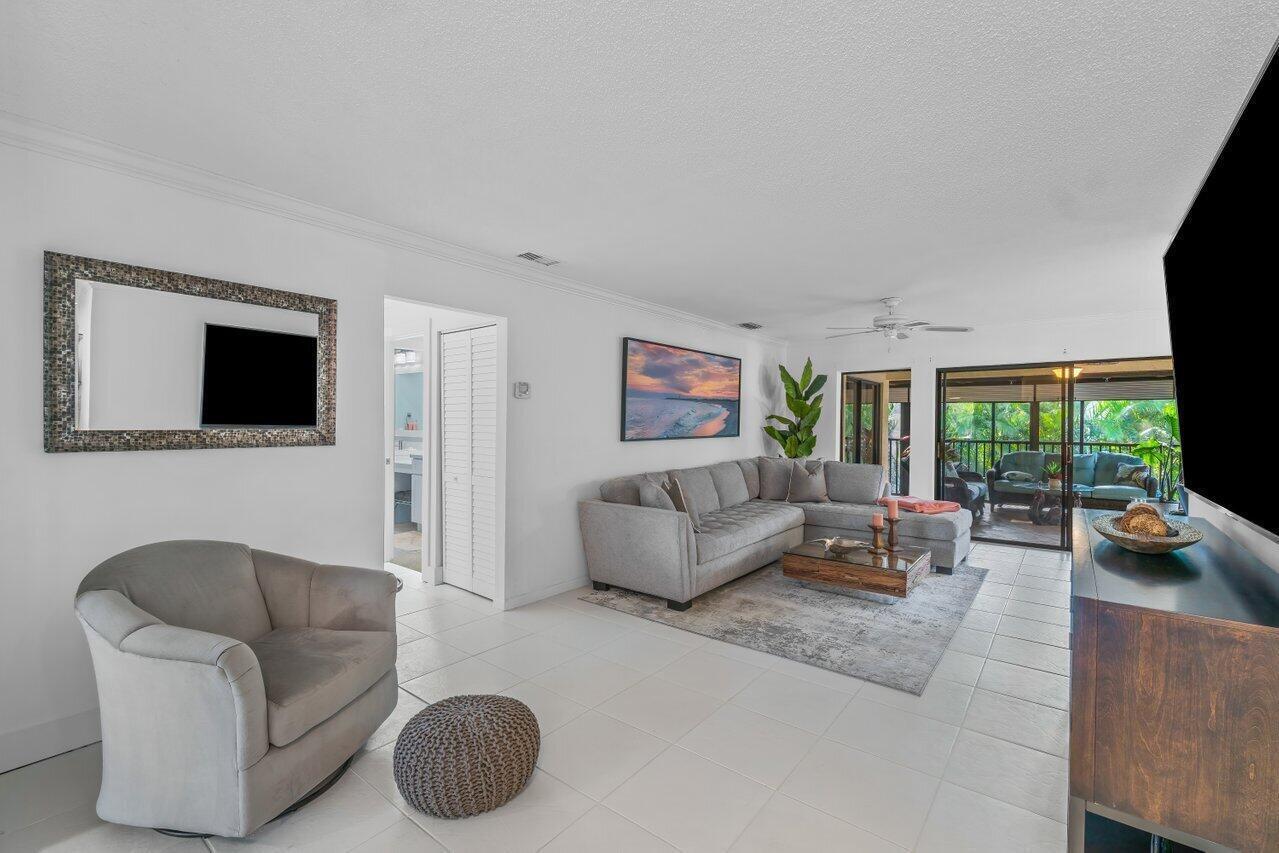 Image 3: 50 Pelican Pointe 205