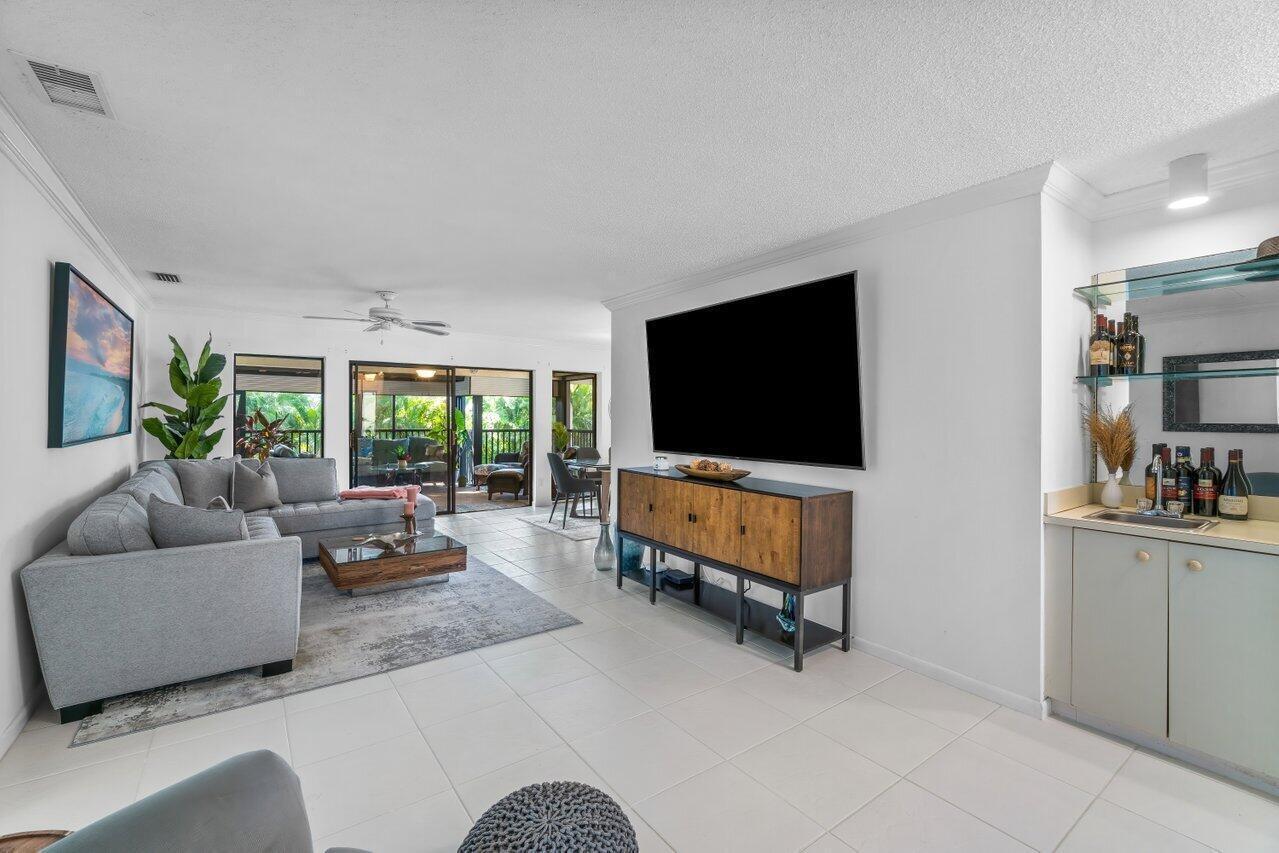 Image 4: 50 Pelican Pointe 205
