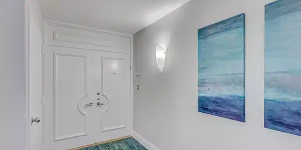 Image 3: Beautifully bright hallways