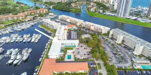 Image 2: YHL Condo-water everywhere