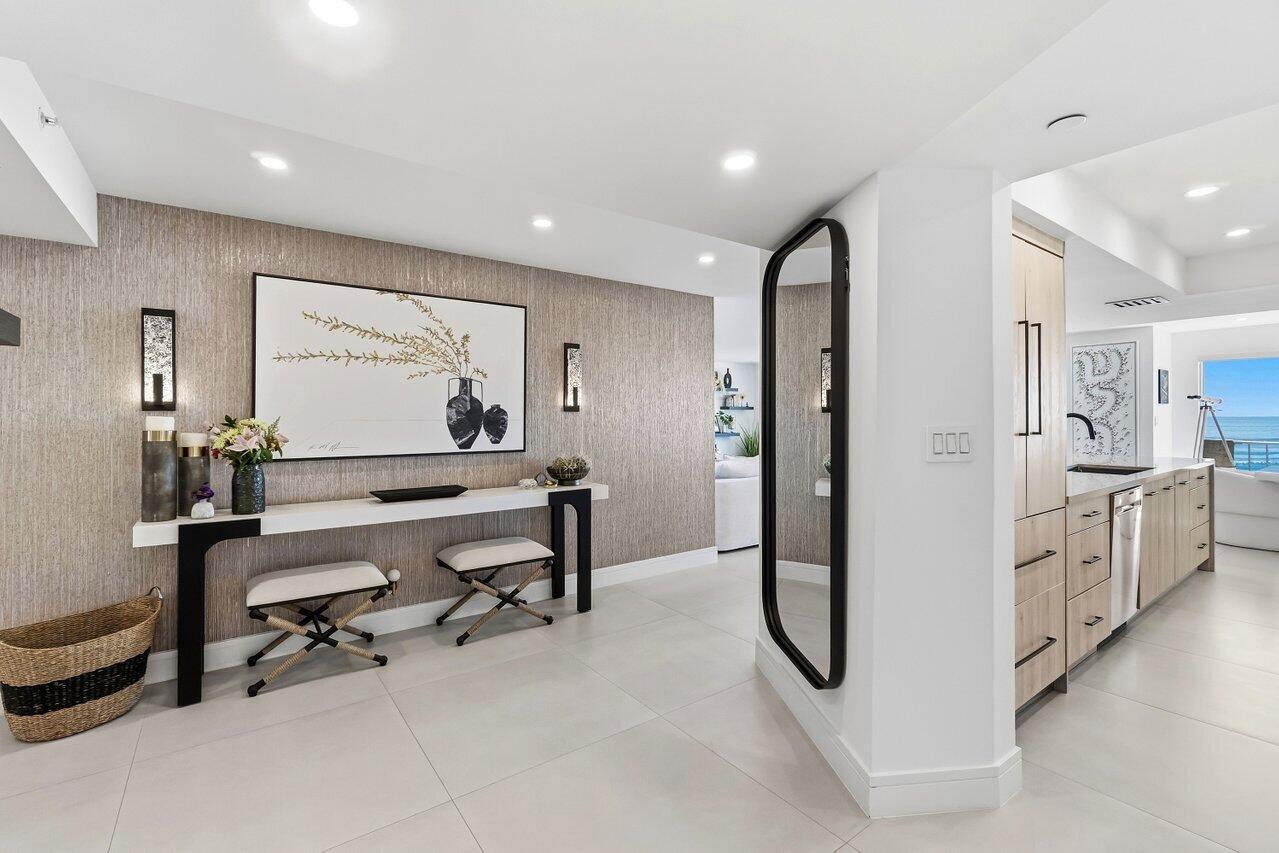 Image 3: FOYER ENTRANCE