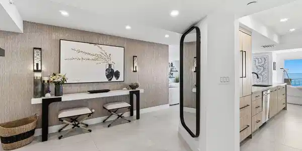 Image 3: FOYER ENTRANCE