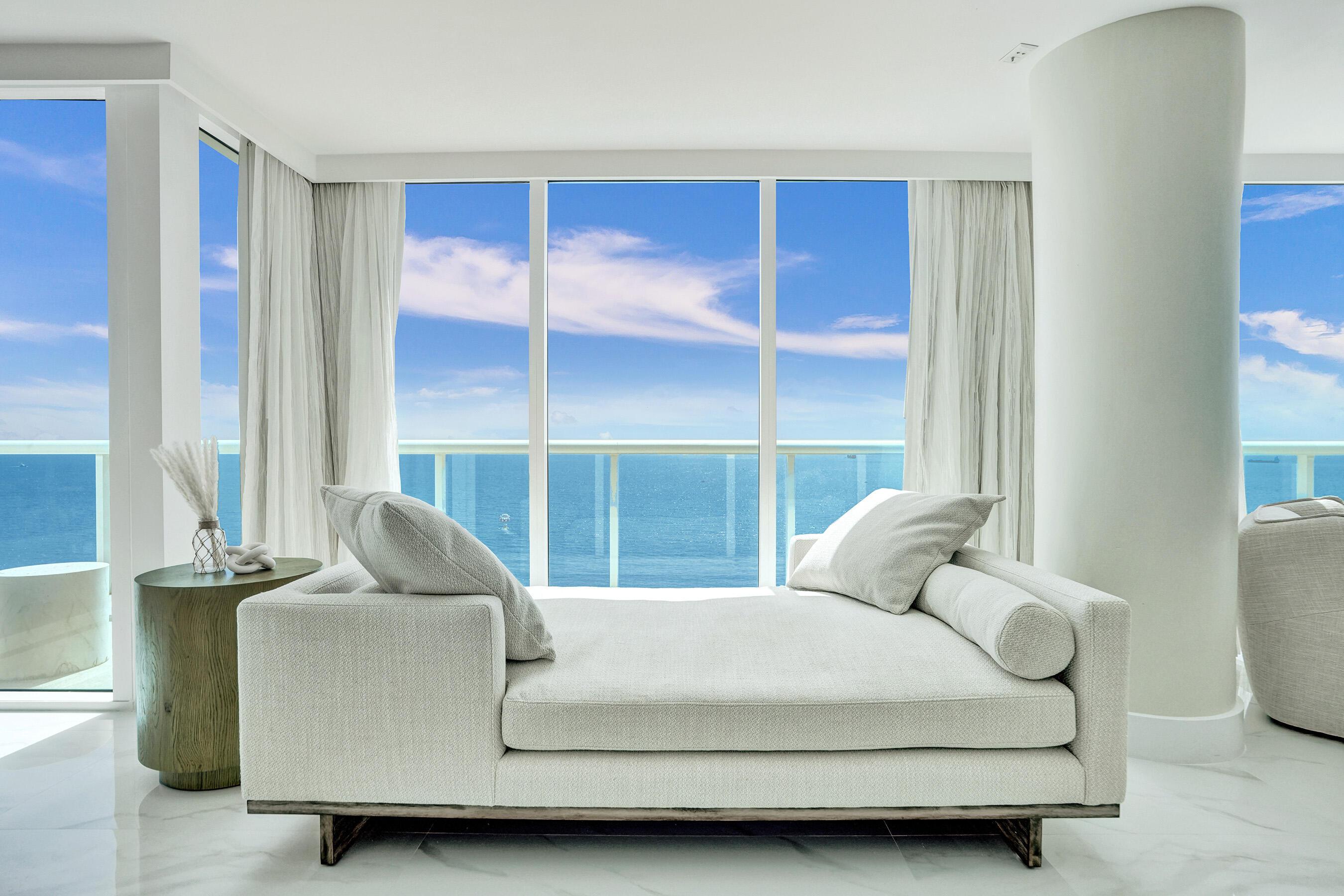 Image 4: Lounge area between dining room and living room