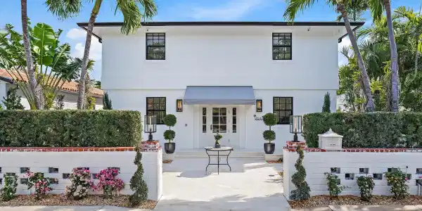 824 N Lakeside Drive