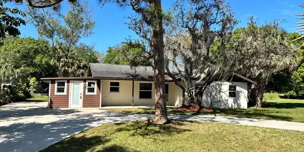 1285 SW Alligator Street