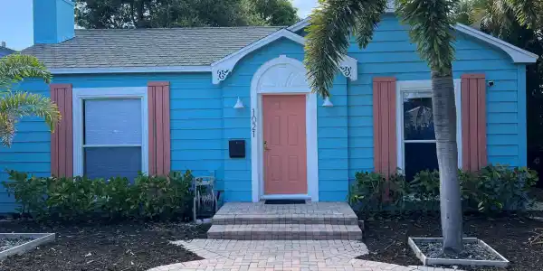 1021 N Palmway