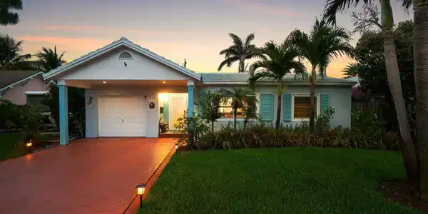 1222 N Palmway