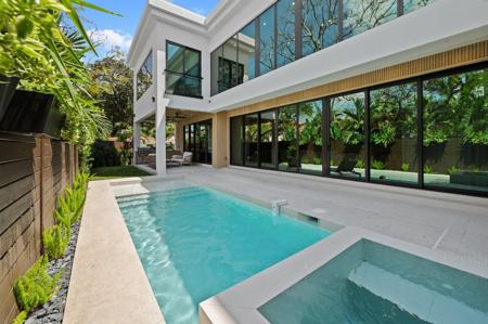 550 NE 11th Ave