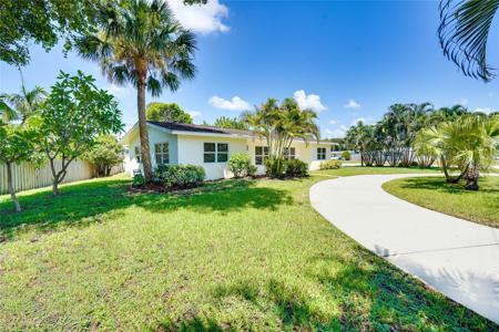 1582 NW Palm Lake Dr