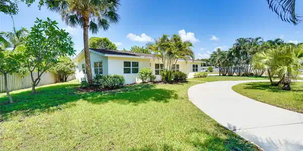 1582 NW Palm Lake Dr