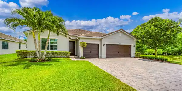 2571 SW Berry Park Circle