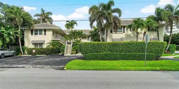 100 Venetian Drive