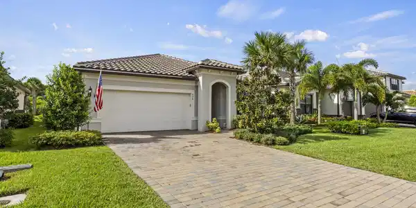 636 SE Boboli Way