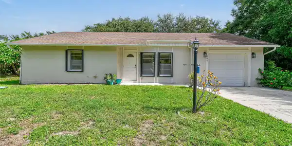 109 SW Essex Drive