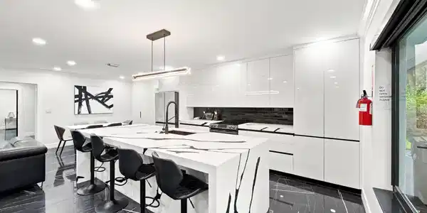 Image 3: Kitchen