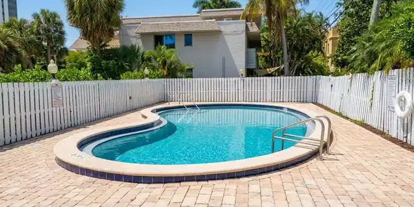 Image 2: Pool