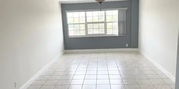 Image 4: Livng Room