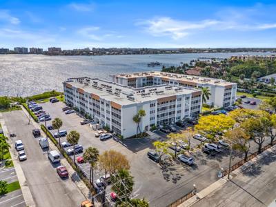 1502 S Lakeside Drive