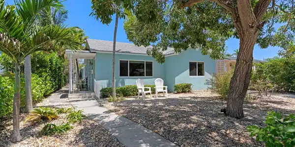 1120 N Palmway