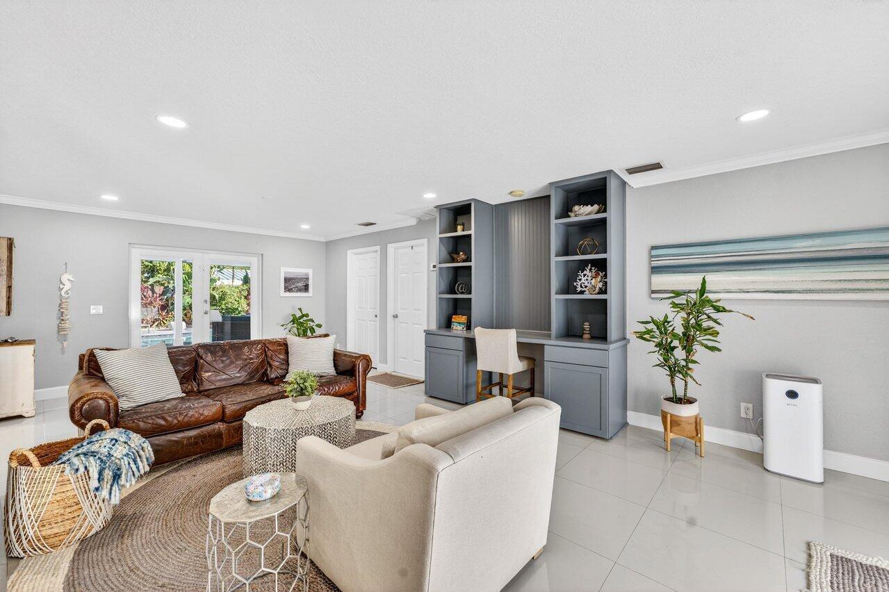 Image 2: Entry / Den