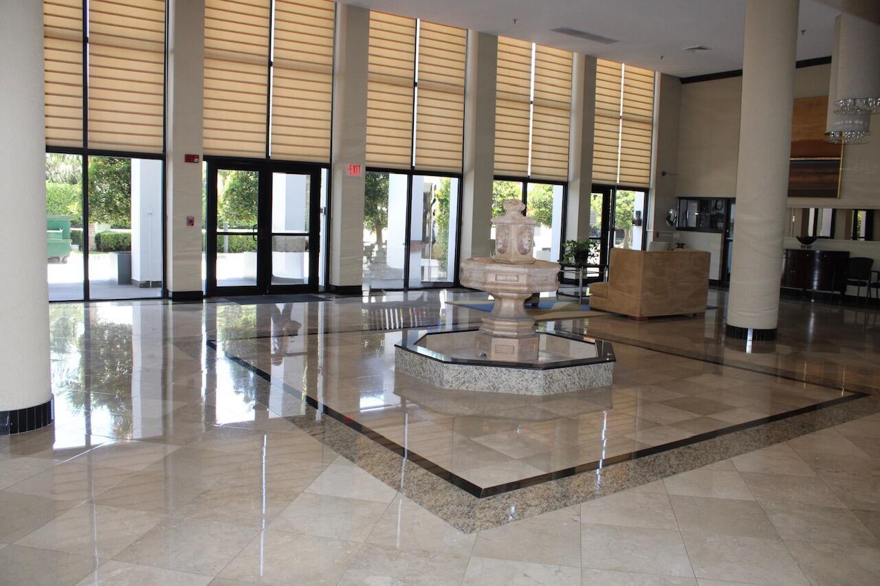 Image 3: Lobby