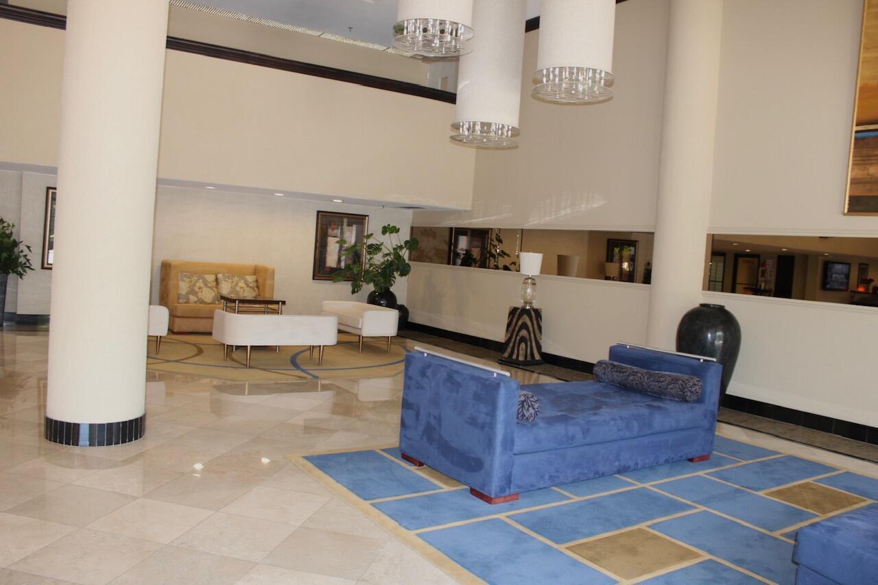 Image 4: Lobby