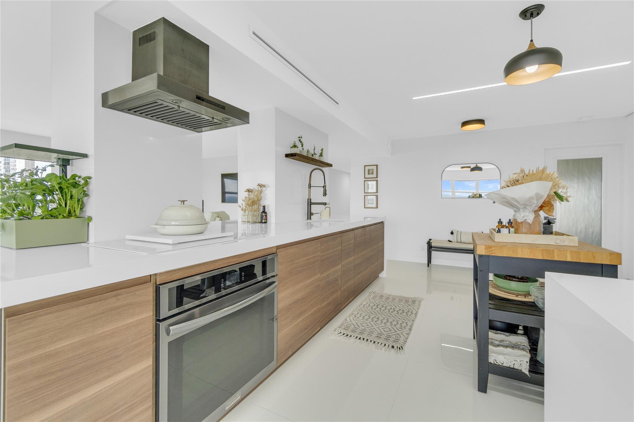 Image 3: Kitchen