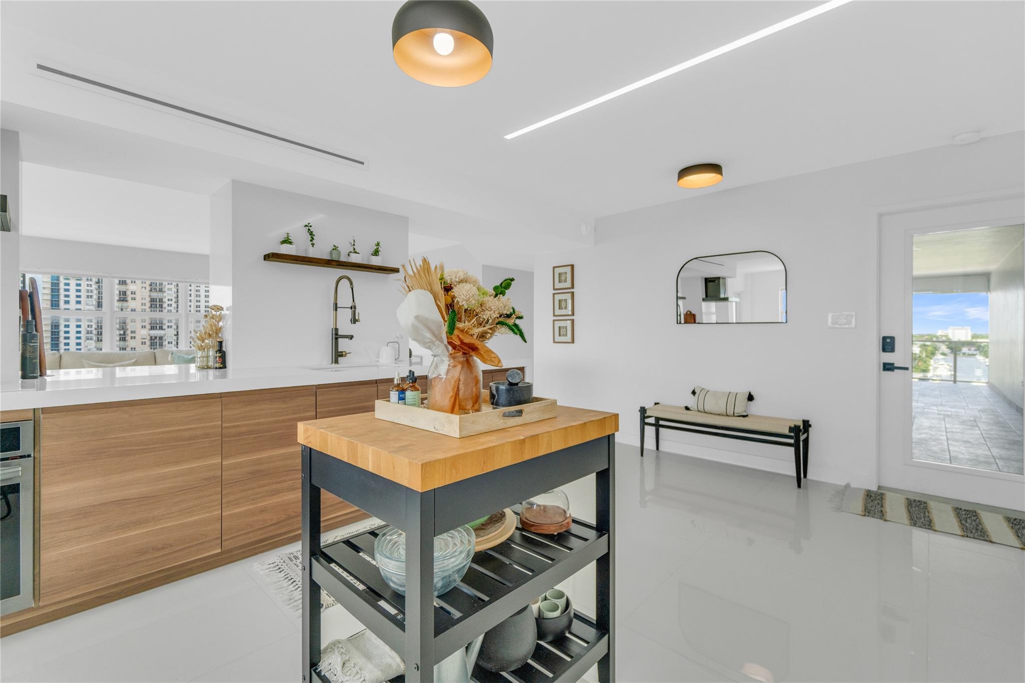 Image 4: Kitchen